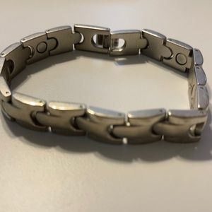 Costume jewelry bracelet